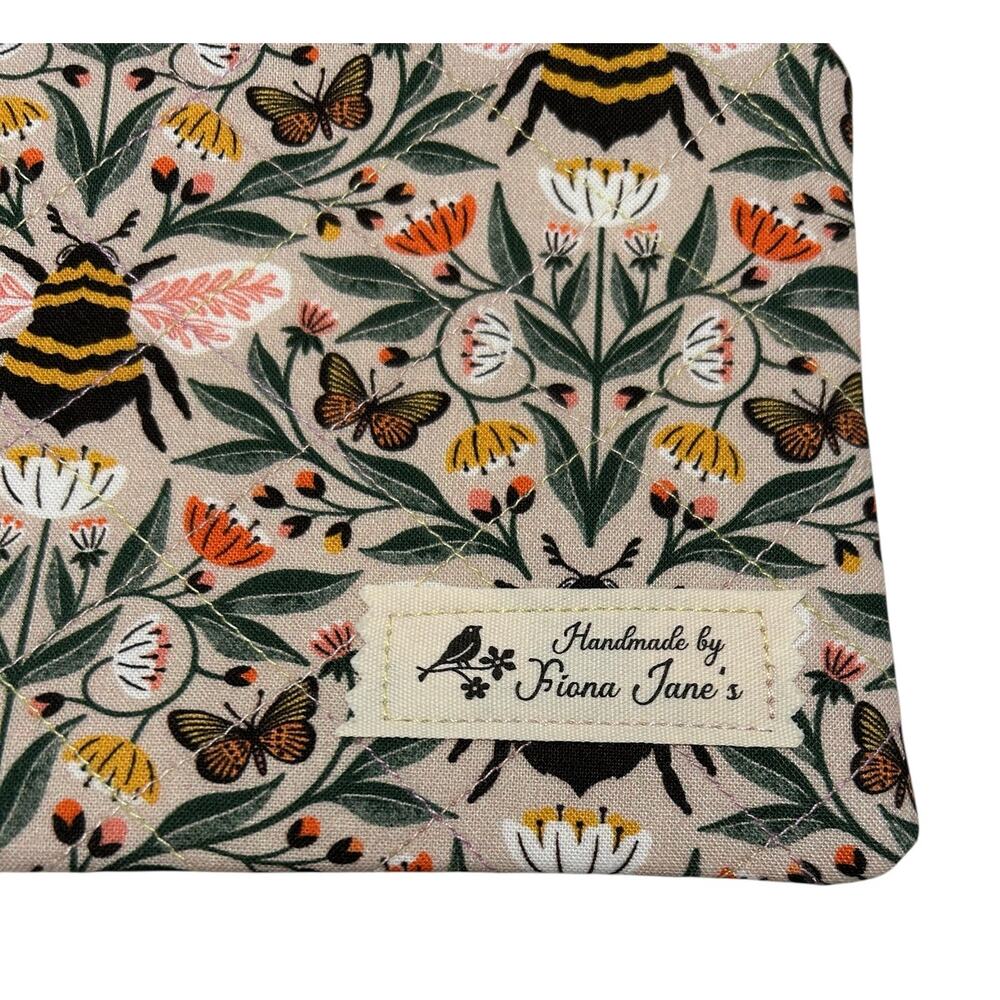 NEW Handmade Wrist Top Zip Pouch Wallet Beige, Green, Gold Bee Pattern5 1/4"x6" - Picture 2 of 4